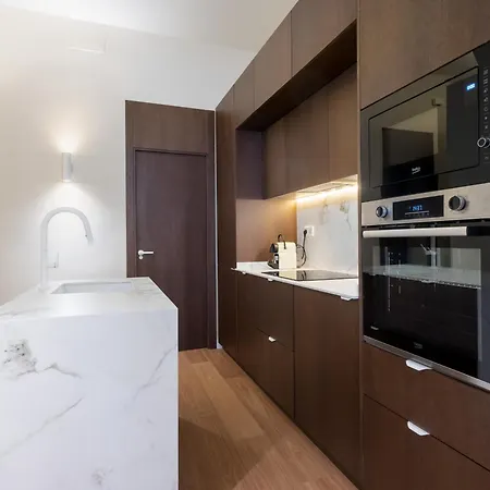 New And Design - Shared Rooftop Solarium - Alameda Apartment
